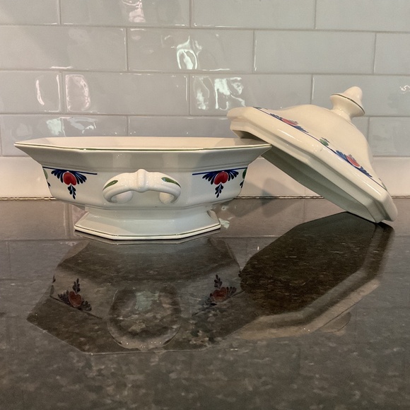 8 1/2" Round Covered Vegetable Bowl - Picture 1 of 10